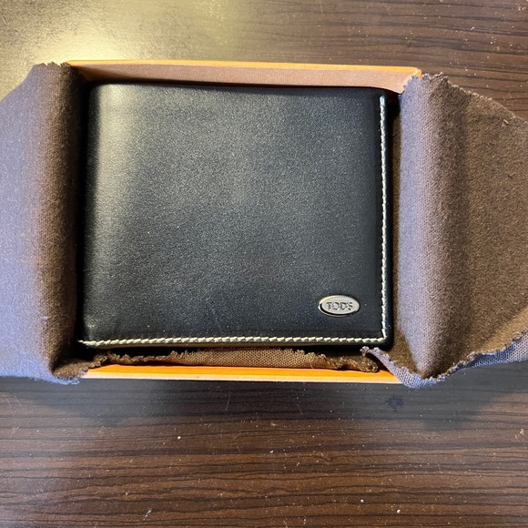 Tod's authentic calfskin leather wallet in black..never used in Mint mint - Picture 5 of 6